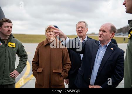 Le délégué du Congrès, le sénateur Chris Coons DEM-Del, demande aux États-Unis Le capitaine de la Force aérienne Maxfield « Trip » Pearson, un pilote d’aigle F-15E de l’Escadron de chasseurs 336th affecté à la base aérienne de Seymour Johnson, en Caroline du Nord, À propos d'une composante spécifique du F-15E tout en recevant une réunion d'information sur les capacités lors d'une visite avec des hauts dirigeants d'alliés en Europe à la base aérienne de Łask Pologne, le 22 février 2022. Le sénateur Coons et d'autres délégués du Congrès ont rencontré des hauts dirigeants d'alliés en Europe pour discuter de l'alliance de l'OTAN, des programmes d'aide étrangère des États-Unis, et ont évalué la situation en matière de sécurité dans EA Banque D'Images