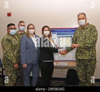 Commandement de la médecine de la Marine et de l'instruction de préparation 29 Palms le commandant, le capitaine Grant Wallace, présente le capitaine de la Réserve de l'Armée Mellisa Tracht, infirmière praticienne de surveillance Officier d'urgence en santé publique, chef de département, Santé au travail/médecine préventive, clinique de santé de branche, Lac de Chine, Et son équipe, avec le prix 1st pour son affiche d'amélioration des processus, intégrer les soins primaires et la santé comportementale dans les milieux militaires éloignés. 55 Banque D'Images