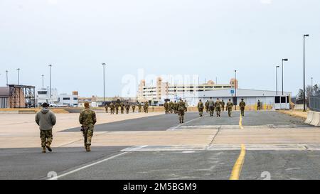 ÉTATS-UNIS Les responsables de la Force aérienne de l'escadre de chasse 177th effectuent une promenade FOD (débris d'objets étrangers) pendant la visite de l'équipe d'évaluation de la production de la Garde nationale aérienne à l'escadre de chasse 177th de la Garde nationale aérienne du New Jersey, canton d'Egg Harbor, New Jersey, le 22 février 2022. L'objectif de l'équipe d'évaluation de la production est d'augmenter le nombre d'avions qu'une unité peut apporter à la lutte, en se concentrant sur les aspects de la disponibilité des avions que les unités peuvent contrôler - la qualité et la rapidité de la réparation des avions et la fluidité de la maintenance planifiée. Banque D'Images