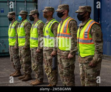 Des soldats du Bataillon de soutien sur le terrain de l'Armée de terre-Charleston, de la Brigade de soutien sur le terrain de l'Armée de terre 402nd et du Bataillon des transports 836th attendent l'arrivée du commandant général du Commandement du soutien du Théâtre 8th, le major général David Wilson. Wilson a visité la zone de gestion de la configuration de l'équipement de l'AFSBn-Charleston avant l'exécution de l'opération de stock à flot prépositionnée de l'Armée de terre à l'appui de Salaknib 22. Banque D'Images