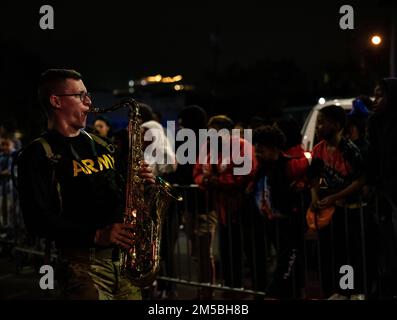 (Mobile, AL) — le Sgt Taylor Kosman, chef d’équipe de musique et joueur de saxophone, avec la bande de l’Armée 151st, joue en solo lors de la parade Mardi gras de l’ordre du LaShe, le 22nd février 2022. Mobile, lieu de naissance des Mardi gras américains, organise presque des défilés nocturnes pendant la saison des Mardi gras, la plupart des défilant attirant des foules de 10 000 personnes. Banque D'Images