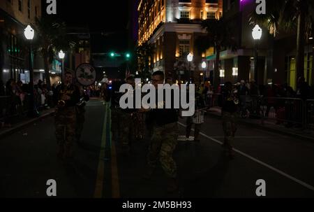 (Mobile, AL) — la bande de l’armée de 151st, de Montgomery, se produit dans le défilé Mardi gras de l’ordre des LaShe, 22nd février 2022. Le groupe a marché tout en jouant de la musique sur le thème de Mardi gras pour le défilé de près de 3,5 miles. Mobile, lieu de naissance des Mardi gras américains, organise presque des défilés nocturnes pendant la saison des Mardi gras, la plupart des défilant attirant des foules de 10 000 personnes. Banque D'Images