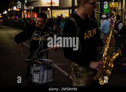 (Mobile, AL) — le Sgt Benjamin Garcia, percussionniste de la bande de l’Armée de terre de 151st, a joué dans la parade de Mardi gras de l’ordre du LaShe, le 22nd février 2022. Le groupe a défilé et joué de la musique sur le thème de Mardi gras pour la parade de près de 3,5 miles. L’ordre des LaShe a été présenté pour la première fois en 1989 avec un emblème représentant une Broadway Show Girl en chapeau et en queue. Banque D'Images