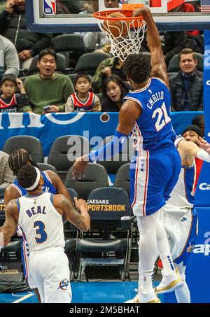 Washington, États-Unis. 27th décembre 2022. WASHINGTON, DC - DÉCEMBRE 27: Philadelphie 76ers centre Joel Embiid (21) dunks pendant un match de NBA entre les Washington Wizards et les Philadelphia 76ers, on 27 décembre 2022, à Capital One Arena, à Washington, DC. (Photo de Tony Quinn/SipaUSA) crédit: SIPA USA/Alay Live News Banque D'Images