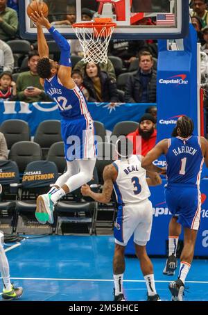 Washington, États-Unis. 27th décembre 2022. WASHINGTON, DC - DÉCEMBRE 27: Philadelphie 76ers avance Tobias Harris (12) pour un panier lors d'un match de la NBA entre les Washington Wizards et le Philadelphia 76ers, on 27 décembre 2022, à la Capital One Arena, à Washington, DC. (Photo de Tony Quinn/SipaUSA) crédit: SIPA USA/Alay Live News Banque D'Images