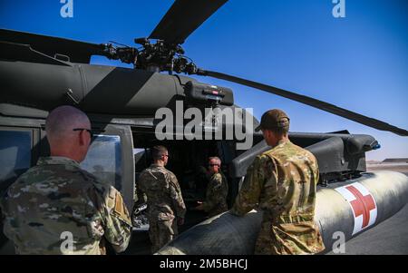 Les dirigeants de la 378th Air Expeditionary Wing reçoivent une visite du HH-60M Black Hawk des États-Unis Soldats de la Force opérationnelle Longhorn à la base aérienne du Prince Sultan, Royaume d'Arabie saoudite, 23 février 2022. Le HH-60M Black Hawk est un hélicoptère multi-mission spécialisé qui peut soutenir des missions médicales, de personnel ou de transport de marchandises. Banque D'Images