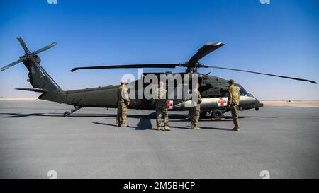 Les dirigeants de la 378th Air Expeditionary Wing reçoivent une visite du HH-60M Black Hawk des États-Unis Soldats de la Force opérationnelle Longhorn à la base aérienne du Prince Sultan, Royaume d'Arabie saoudite, 23 février 2022. TF Longhorn est la première équipe d'évacuation médicale de l'AEW 378th. Banque D'Images