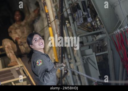 Le premier Airman Kristen Garcia, premier plan, et le sergent d'état-major Toiannah Campbell, les charmeurs de l'escadron de transport aérien expéditionnaire du 36th e Escadron, préparent le câble pour les sauts de ligne statiques pendant l'exercice COPE Sud 2022 le 22 février 2022, à la base de la Force aérienne du Bangladesh (BAF) Bangabandhu, au Bangladesh. Les forces aériennes des États-Unis et du Bangladesh ont effectué des sauts de ligne statique et de haute altitude, à faible ouverture (HALO) pendant l'exercice. L'exercice bilatéral offre aux Forces aériennes du Pacifique et au BAF l'occasion de renforcer leurs relations et d'améliorer l'interopérabilité, de travailler plus efficacement ensemble au besoin. Banque D'Images