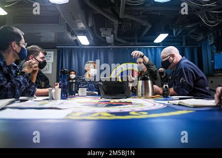 OCÉAN PACIFIQUE (7 mars 2022) le capitaine Greg Baker, au centre à droite, commodore de l'escadron amphibie Eleven, dirige un mémoire avec la Force d'autodéfense du Japon, à bord du navire d'assaut amphibie déployé par l'avant USS America (LHA 6). L'Amérique, navire chef de file du America Amphiobie Ready Group, ainsi que l'unité expéditionnaire maritime 31st, opère dans la zone de responsabilité de la flotte américaine 7th afin d'améliorer l'interopérabilité avec les alliés et les partenaires et de servir de force de réaction prête à l'emploi pour défendre la paix et la stabilité dans la région Indo-Pacifique. Banque D'Images