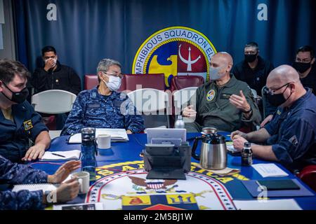 OCÉAN PACIFIQUE (7 mars 2022) le capitaine Greg Baker, au centre à droite, commodore de l'escadron amphibie Eleven, dirige un mémoire avec la Force d'autodéfense du Japon, à bord du navire d'assaut amphibie déployé par l'avant USS America (LHA 6). L'Amérique, navire chef de file du America Amphiobie Ready Group, ainsi que l'unité expéditionnaire maritime 31st, opère dans la zone de responsabilité de la flotte américaine 7th afin d'améliorer l'interopérabilité avec les alliés et les partenaires et de servir de force de réaction prête à l'emploi pour défendre la paix et la stabilité dans la région Indo-Pacifique. Banque D'Images