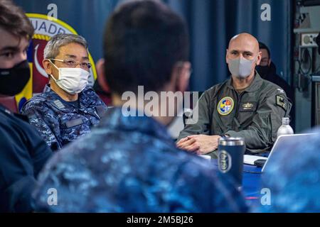 OCÉAN PACIFIQUE (7 mars 2022) le capitaine Greg Baker, à droite, commodore de l'escadron amphibie Eleven, dirige un mémoire avec la Force d'autodéfense du Japon, à bord du navire d'assaut amphibie USS America déployé à l'avant (LHA 6). L'Amérique, navire chef de file du America Amphiobie Ready Group, ainsi que l'unité expéditionnaire maritime 31st, opère dans la zone de responsabilité de la flotte américaine 7th afin d'améliorer l'interopérabilité avec les alliés et les partenaires et de servir de force de réaction prête à l'emploi pour défendre la paix et la stabilité dans la région Indo-Pacifique. Banque D'Images