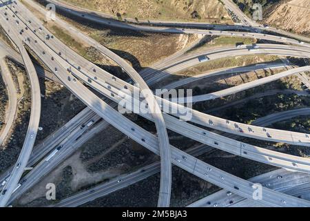 Vue aérienne des rampes d'échange d'autoroute Golden State 5 et Antelope Valley 14 près du comté de Los Angeles, en Californie. Banque D'Images