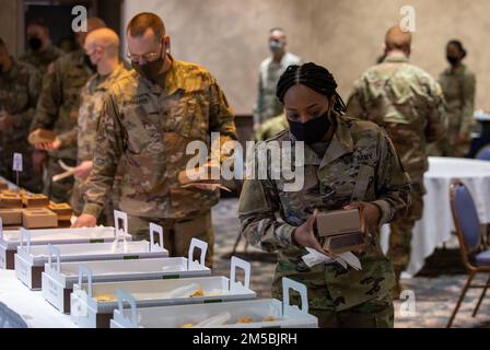 Les soldats de la Division des montagnes de 10th reçoivent un aperçu du Dr Craig J. Bryan sur la prévention du suicide dans l'Armée de terre à fort Drum, N.Y., le 23 février 2022. Le Dr Bryan, un ancien médecin-hygiéniste de la Force aérienne, a déclaré : « nous avons besoin d'une approche fondée sur les processus axée sur la création et la construction de vies qui méritent d'être vivantes. » (É.-U. Photos de l'armée par SPC. Ethan Scofield) Banque D'Images