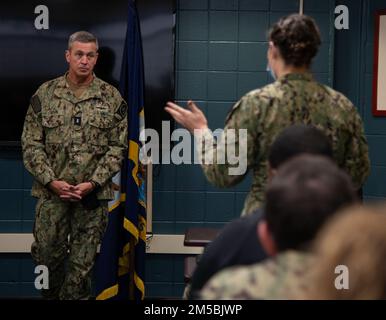 NEWPORT, R.I. (23 février 2022) Pete Garvin, commandant du Commandement de l'éducation et de l'instruction navales, s'entretient avec le personnel du Centre de soutien aux services de la Station navale (NAVSTA) Newport, février 23. À bord de NAVSTA Newport, Garvin a également visité le Commandement de la formation des officiers Newport, le Commandement des écoles de guerre de surface et l'Académie senior enrôlisée. Banque D'Images