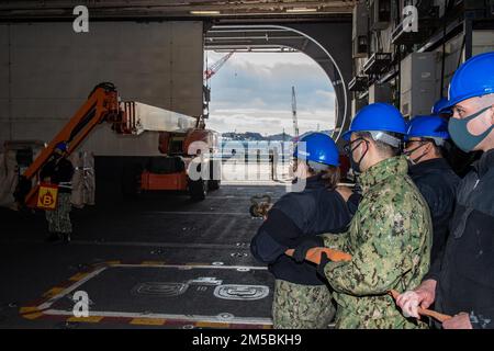 220223-N-SI601-1033 YOKOSUKA, Japon (23 février 2022) les marins simulent la lutte contre un incendie de baie hangar lors d'un exercice de contrôle des dommages à bord des États-Unis Le seul porte-avions de la Marine, le USS Ronald Reagan (CVN 76). Ronald Reagan, le navire amiral du Carrier Strike Group 5, fournit une force prête à combattre qui protège et défend les États-Unis, et soutient les alliances, les partenariats et les intérêts maritimes collectifs dans la région Indo-Pacifique. Banque D'Images