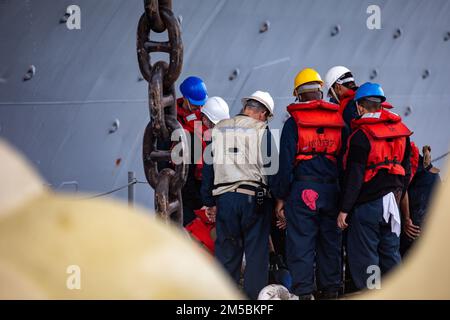 220223-N-HA192-1173 NORFOLK, VIRGINIE. (23 février 2022) - les marins affectés au navire d'assaut amphibie USS Bataan (LHD 5) effectuent l'entretien de la préservation de la chaîne d'ancrage côté port le 23 2022 février. Bataan est à la base navale de Norfolk. Banque D'Images