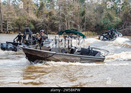 École de formation technique et d'instruction navale pour petits bateaux (NAVSCIATTS) des étudiants d'Estonie, d'Allemagne, de Pologne et de Roumanie participent à un exercice de formation d'officiers de patrouille fluviale (PCOR) sur la rivière des perles, près du Centre spatial John C. Stennis, Mississippi, 22 février 2022. Le PCOR est un cours d'instruction de sept semaines conçu pour fournir aux étudiants internationaux les connaissances et les compétences nécessaires pour faire fonctionner un patrouilleur fluvial. NAVSCIATTS est un commandement de formation à la coopération en matière de sécurité sous le régime des États-Unis Commandement des opérations spéciales à l'appui de l'assistance de la Force de sécurité et de Geograp Banque D'Images