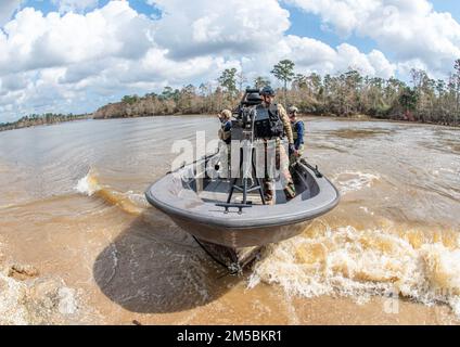 École de formation technique et d'instruction navale pour petits bateaux (NAVSCIATTS) des étudiants d'Estonie, d'Allemagne, de Pologne et de Roumanie participent à un exercice de formation d'officiers de patrouille fluviale (PCOR) sur la rivière des perles, près du Centre spatial John C. Stennis, Mississippi, 22 février 2022. Le PCOR est un cours d'instruction de sept semaines conçu pour fournir aux étudiants internationaux les connaissances et les compétences nécessaires pour faire fonctionner un patrouilleur fluvial. NAVSCIATTS est un commandement de formation à la coopération en matière de sécurité sous le régime des États-Unis Commandement des opérations spéciales à l'appui de l'assistance de la Force de sécurité et de Geograp Banque D'Images