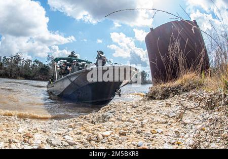 École de formation technique et d'instruction navale pour petits bateaux (NAVSCIATTS) des étudiants d'Estonie, d'Allemagne, de Pologne et de Roumanie participent à un exercice de formation d'officiers de patrouille fluviale (PCOR) sur la rivière des perles, près du Centre spatial John C. Stennis, Mississippi, 22 février 2022. Le PCOR est un cours d'instruction de sept semaines conçu pour fournir aux étudiants internationaux les connaissances et les compétences nécessaires pour faire fonctionner un patrouilleur fluvial. NAVSCIATTS est un commandement de formation à la coopération en matière de sécurité sous le régime des États-Unis Commandement des opérations spéciales à l'appui de l'assistance de la Force de sécurité et de Geograp Banque D'Images