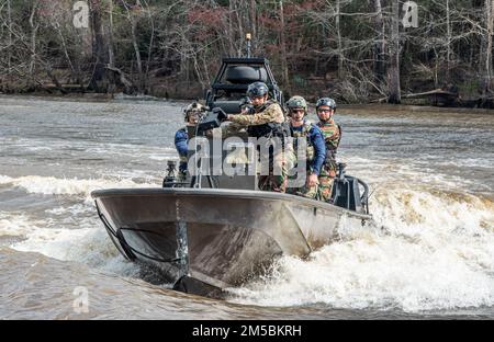 École de formation technique et d'instruction navale pour petits bateaux (NAVSCIATTS) des étudiants d'Estonie, d'Allemagne, de Pologne et de Roumanie participent à un exercice de formation d'officiers de patrouille fluviale (PCOR) sur la rivière des perles, près du Centre spatial John C. Stennis, Mississippi, 22 février 2022. Le PCOR est un cours d'instruction de sept semaines conçu pour fournir aux étudiants internationaux les connaissances et les compétences nécessaires pour faire fonctionner un patrouilleur fluvial. NAVSCIATTS est un commandement de formation à la coopération en matière de sécurité sous le régime des États-Unis Commandement des opérations spéciales à l'appui de l'assistance de la Force de sécurité et de Geograp Banque D'Images