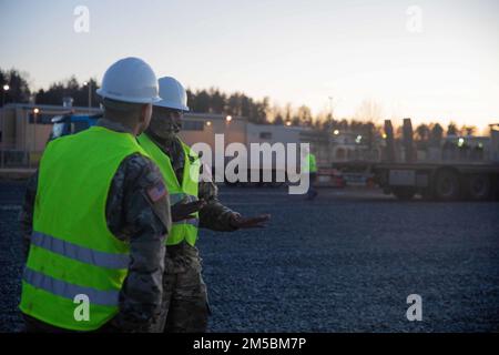 Entrepreneurs travaillant pour la Brigade de soutien sur le terrain de l'Armée de terre 405th, téléchargez l'équipement le 23 février 2022 dans la zone d'entraînement de Grafenwoehr, en Allemagne. La Brigade de soutien sur le terrain de l'Armée de terre 405th livre un ensemble d'équipement de l'équipe de combat de la Brigade blindée tiré des stocks prépositionnés de l'Armée de terre-2 du site de Coleman à Mannheim, en Allemagne, pour utilisation par le déploiement d'unités. Banque D'Images