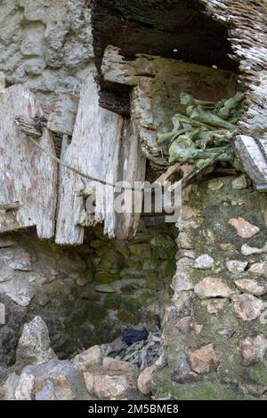 Les tombes en bois placées dans et autour de la grotte font partie des coutumes du peuple Toraja, Sulawesi du Sud, Indonésie. Banque D'Images