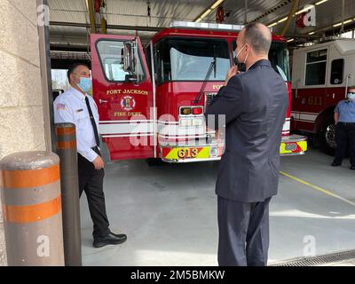 Michael E. Reheuser, directeur des services d'installation, ministère de l'Armée de terre G-9, parle avec un personnel du service d'incendie de fort Jackson du Programme de prolongation de la durée de vie du service des camions d'incendie lors de la tournée d'installation le 23 février 2022. Reheuser a exploré les questions d'installation pour comprendre ce qui est nécessaire pour résoudre les problèmes et faire rapport de l'information aux hauts dirigeants du ministère de l'Armée. « Nous donnons des informations aux hauts dirigeants de l’Armée de terre et nous voulons nous assurer de leur dire avec précision quelles sont les conditions sur les bases », a-t-il déclaré. « Les informations les plus précises que nous sommes en mesure de fournir Banque D'Images