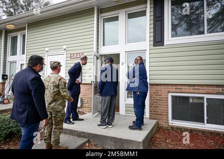 Michael E. Reheuser, directeur des services d'installation, ministère de l'Armée G-9, inspecte une unité de logement familial de fort Jackson lorsqu'elle est nettoyée et réparée avant qu'un soldat et les membres de sa famille prennent possession de l'unité. Reheuser a inspecté le logement familial dans le cadre d'une visite de l'installation afin de cerner les problèmes et les ressources nécessaires pour résoudre le problème et améliorer la qualité de vie des soldats et des civils à fort Jackson. Banque D'Images