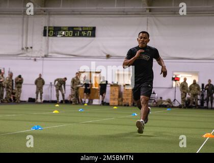 La Garde nationale de l'armée de l'Arkansas et nos homologues de l'armée guatémaltèque se sont réunis pour la première compétition du meilleur guerrier de 2022. Les concurrents mettent leurs limites physiques à l'épreuve grâce à six événements difficiles, notamment des épreuves de soulèvement, des lancers de balle, des pompes, des sprint-drag-carry, des pull-ups et bien plus encore. (Photo des États-Unis Le sergent Marie L. Bryant de l'armée) Banque D'Images