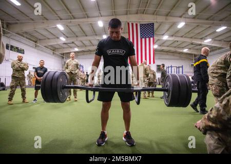 La Garde nationale de l'armée de l'Arkansas et nos homologues de l'armée guatémaltèque se sont réunis pour la première compétition du meilleur guerrier de 2022. Les concurrents mettent leurs limites physiques à l'épreuve grâce à six événements difficiles, notamment des épreuves de soulèvement, des lancers de balle, des pompes, des sprint-drag-carry, des pull-ups et bien plus encore. (Photo des États-Unis Le sergent Marie L. Bryant de l'armée) Banque D'Images