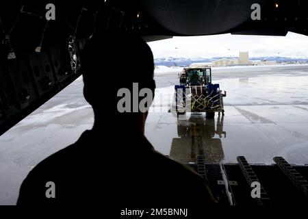 BASE CONJOINTE ELMENDORF-RICHARDSON, Alaska -- le Sgt Doug Mathes, maître principal de la Garde nationale aérienne de l'Alaska, chargé de charge du 144th Escadron de transport aérien C-17 Globemaster III, supervise le chargement de l'équipement arctique à destination de Deadhorse, en Alaska, le 23 février 2022, à la base conjointe Elmendorf-Richardson. L'équipement a été utilisé sur la glace de mer du pôle Nord à l'appui des États-Unis Personnel de la Marine dans le cadre de l'exercice sur les glaces 2022. ICEX 2022 est un exercice de trois semaines conçu pour effectuer des recherches, tester et évaluer les capacités opérationnelles dans la région arctique. Banque D'Images