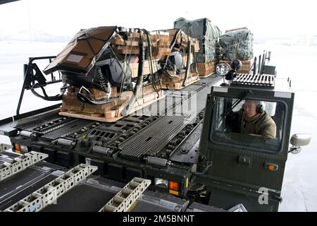 BASE CONJOINTE ELMENDORF-RICHARDSON (Alaska) -- le sergent d'état-major de la Garde nationale aérienne de Virginie-Occidentale, Terry Whittington, 167th Escadre du transport aérien, charge de l'équipement arctique le 23 février 2022 sur un Escadron de transport aérien 144th C-17 Globemaster III à la base conjointe Elmendorf-Richardson. Whittington a travaillé avec ses homologues de la Garde nationale aérienne de l'Alaska auprès de l'escadron de préparation logistique 176th et de l'escadron de transport aérien 144th pour charger la cargaison à destination de Deadhorse, en Alaska, dans le cadre de l'exercice de glace 2022. ICEX 2022 est un exercice de trois semaines conçu pour effectuer des recherches, tester et évaluer les capacités opérationnelles dans la région arctique. Banque D'Images