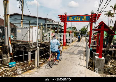 Pulau Ketam, Malaisie - 26 décembre 2022: Pulau Ketam traduit signifie île de crabe, c'est une petite île située au large de la côte de Klang. Vue sur la rue Banque D'Images