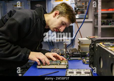 MER DES PHILIPPINES (24 février 2022) le technicien en électronique de l'aviation 3rd classe Austin Tucker, de Redwater, Texas, répare les cartes de circuit pour l'équipement d'aéronef à bord du porte-avions de la classe Nimitz USS Abraham Lincoln (CVN 72). Abraham Lincoln Strike Group est en cours de déploiement prévu dans la zone d'exploitation de la flotte américaine 7th afin d'améliorer l'interopérabilité par le biais d'alliances et de partenariats tout en servant de force de réaction prête à l'emploi pour soutenir une région libre et ouverte d'Indo-Pacifique. Banque D'Images