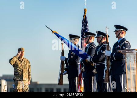 Le colonel Charles Barkhurst, vice-commandant de l'escadre de la base aérienne 88th, salue alors que la Garde d'honneur présente les armes le 9 septembre 2022, pendant la course à la cérémonie d'ouverture de la base aérienne Wright-Patterson, Ohio. La course a été tenue en l'honneur de ceux qui ont été tués lors des attaques terroristes du 11 septembre. Banque D'Images