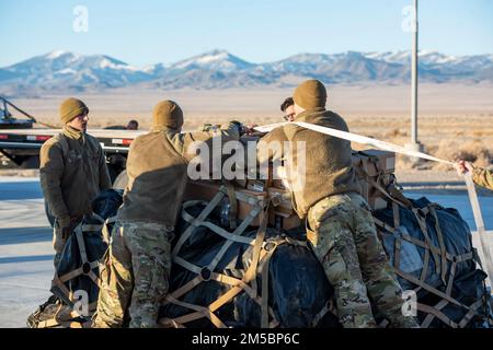 ÉTATS-UNIS Les aviateurs de la Force aérienne de la 366th Escadre de chasseurs chargent et assurent la sécurité pendant le transport de l'équipement à l'aérodrome de Wendover, Utah, 18 février 2022. Les aviateurs ont démontré leur capacité de repositionner et d'exploiter des missions à l'extérieur d'une base d'exploitation principale en tant qu'escadron de base aérienne, conformément aux priorités de l'escadre principale. Banque D'Images