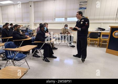 MOBILE, Ala (22 févr. 2022) Jonah Perreira, Recruteur de la Marine au groupe d'acquisition de talents de la Marine de la Nouvelle-Orléans, technicien en entretien de Hull 2nd, s'adresse aux étudiants de W.P. Davidson High School pendant la Navy week Mobile, Alabama, 22 février. La semaine de la Marine est une série annuelle d'événements qui se tiennent tout au long de l'année dans diverses villes des États-Unis sans présence importante de la Marine pour offrir aux citoyens l'occasion d'interagir avec les marins et d'en apprendre davantage sur la Marine et ses capacités. Banque D'Images