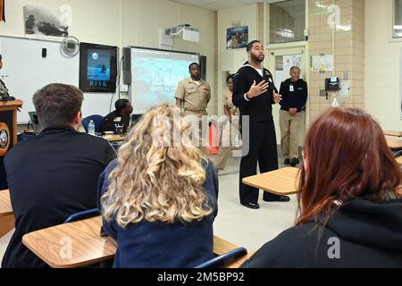 MOBILE, Ala (22 févr. 2022) Fire Controlman 1st Class Terrell Larkins, recruteur de la Marine au Navy Talent acquisition Group la Nouvelle-Orléans, parle aux étudiants de W.P. Davidson High School pendant la Navy week Mobile, Alabama, 22 février. La semaine de la Marine est une série annuelle d'événements qui se tiennent tout au long de l'année dans diverses villes des États-Unis sans présence importante de la Marine pour offrir aux citoyens l'occasion d'interagir avec les marins et d'en apprendre davantage sur la Marine et ses capacités. Banque D'Images