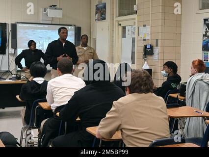 MOBILE, Ala (22 févr. 2022) le conseiller en carrière en chef de la Marine, Jericus Lewis, du Commandement du recrutement de la Marine, s'adresse aux étudiants de W.P. Davidson High School pendant la Navy week Mobile, Alabama, 22 février. La semaine de la Marine est une série annuelle d'événements qui se tiennent tout au long de l'année dans diverses villes des États-Unis sans présence importante de la Marine pour offrir aux citoyens l'occasion d'interagir avec les marins et d'en apprendre davantage sur la Marine et ses capacités. Banque D'Images