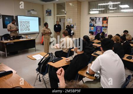 MOBILE, Ala (22 févr. 2022) Latonya Perossier, conseillère en carrière de la Marine, du Commandement du recrutement de la Marine, s'adresse aux étudiants de W.P. Davidson High School pendant la Navy week Mobile, Alabama, 22 février. La semaine de la Marine est une série annuelle d'événements qui se tiennent tout au long de l'année dans diverses villes des États-Unis sans présence importante de la Marine pour offrir aux citoyens l'occasion d'interagir avec les marins et d'en apprendre davantage sur la Marine et ses capacités. Banque D'Images