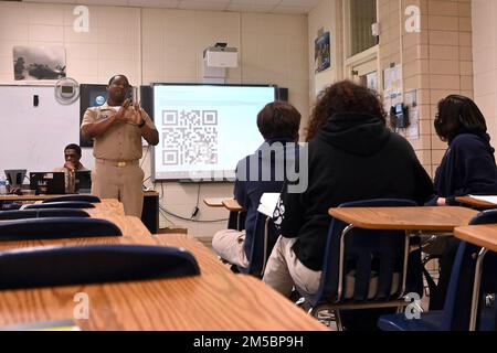 MOBILE, Ala (22 févr. 2022) le lieutenant Mahamat Babagana, du laboratoire de recherche médicale sous-marine navale, s'adresse aux étudiants de W.P. Davidson High School pendant la Navy week Mobile, Alabama, 22 février. La semaine de la Marine est une série annuelle d'événements qui se tiennent tout au long de l'année dans diverses villes des États-Unis sans présence importante de la Marine pour offrir aux citoyens l'occasion d'interagir avec les marins et d'en apprendre davantage sur la Marine et ses capacités. Banque D'Images