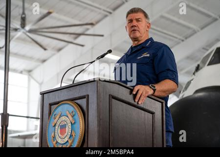 Le commandant de la Garde côtière, M. Karl Schultz, s'exprime lors de l'allocution de 2022 sur l'état de la Garde côtière à la station aérienne de la Garde côtière, à Clearwater, en Floride, en 24 février 2022. Au cours du discours annuel, Schultz a réfléchi aux réussites de l’organisation au cours de la dernière année et a exposé la vision commune de l’avenir de la Garde côtière. Banque D'Images