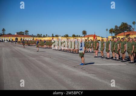 Nouveaux États-Unis Marines avec Lima Company, 3rd Recruit Training Battalion, se tiennent en formation pendant une course de motivation au Marine corps Recruit Depot San Diego, 24 février 2022. Marines a mené la course de motivation dans leurs pelotons d'entraînement. Ce sont les pelotons Marines formés avec pendant 13 semaines. Banque D'Images