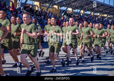 Nouveaux États-Unis Marines avec la Compagnie Lima, 3rd Recruit Training Battalion, courir en formation pendant une course de motivation au corps de Marine Recruit Depot San Diego, 24 février 2022. C'était la première fois que les amis et la famille de la Compagnie de Lima voyaient leurs nouvelles Marines. La course de motivation était le dernier événement de forme physique mené dans la formation de recrutement. Banque D'Images