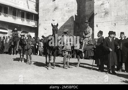 Le Brigadier-général Harry Davis Watson, le lieutenant-colonel Frederick Marshman Bailey à la porte de Jaffa après la prise de Jérusalem par les Britanniques, première Guerre mondiale Banque D'Images