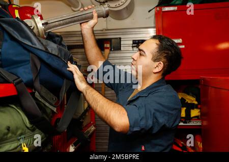 MER DES PHILIPPINES (24 février 2022) dégâts Controlman Fireman John Mancia, de Dallas, fait l'inventaire de l'équipement d'assèchement dans un casier de réparation à bord du porte-avions de la classe Nimitz USS Abraham Lincoln (CVN 72). Abraham Lincoln Strike Group est en cours de déploiement prévu dans la zone d'exploitation de la flotte américaine 7th afin d'améliorer l'interopérabilité par le biais d'alliances et de partenariats tout en servant de force de réaction prête à l'emploi pour soutenir une région libre et ouverte d'Indo-Pacifique. Banque D'Images