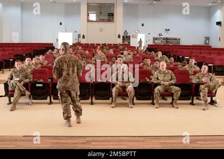 Commandant le Sgt. Maj. Michael M. Perry III, conseiller principal engagé pour le Commandement du soutien du théâtre 1st, dirige une séance de perfectionnement professionnel des officiers non commissionnés au Camp Arifjan (Koweït), le 24 février 2022. Perry a expliqué à quel point il est essentiel que les officiers non commissionnés appliquent les normes et la discipline au sein de leurs formations, et a tenu une session de questions-réponses. Banque D'Images