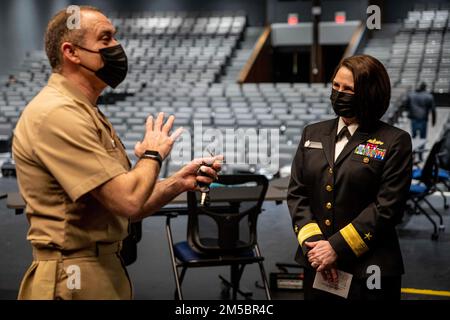 220224-N-PW480-0666 North Chicago, Illinois (24 février 2022) North Chicago Community High School instructeur principal en sciences navales, Lt. Cmdr. Scott Mowery s’entretient avec Jennifer Couture, SMA arrière, commandant du Commandement de l’instruction du Service naval (CSTC), lors de la visite du site du Commandement de l’instruction des officiers de réserve juniors de la Marine Couture, le 24 février. Couture et son personnel de la NSTC, dont le siège social est situé à la Station navale des Grands Lacs, dans l'Illinois, supervisent 583 unités de la NJROTC et 58 unités du corps des cadets de la Défense nationale (NNDCC) de la Marine à travers le pays et le monde. Banque D'Images