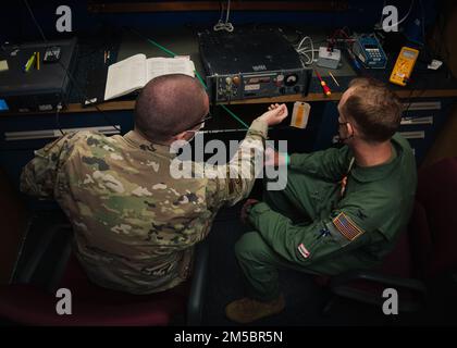 ÉTATS-UNIS Air Force Airman 1st classe Ryan McIlroy, technicien des systèmes de surveillance de l'air et des conditions météorologiques (RAWS) de l'escadron de soutien de l'opération 6th, équipement de démonstration pour les États-Unis Benjamin Jonsson, colonel de la Force aérienne, commandant de l'escadre de ravitaillement en vol 6th, à la base aérienne de MacDill, Floride, le 24 février 2022. Les techniciens DU RAWS sont responsables de l'installation et de l'entretien des systèmes de radar de circulation aérienne et d'avertissement, de l'équipement météorologique et des radios qui permettent à l'avion d'être guidé en toute sécurité pendant le décollage et l'atterrissage. Banque D'Images