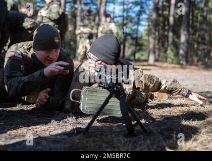 Un soldat polonais affecté à la Brigade de tir de 21st partage la façon dont son unité effectue des opérations de mitrailleuses avec un américain Parachutiste affecté à la 3rd Brigade combat Team, 82nd Airborne Division lors d'un entraînement combiné à Nowa Deba, Pologne, le 24 février 2022. La mission de la Division aéroportée de 82nd est d'assurer nos alliés en leur fournissant une foule de capacités uniques et en effectuant un large éventail de missions évolutives et adaptées aux besoins de la mission. Banque D'Images